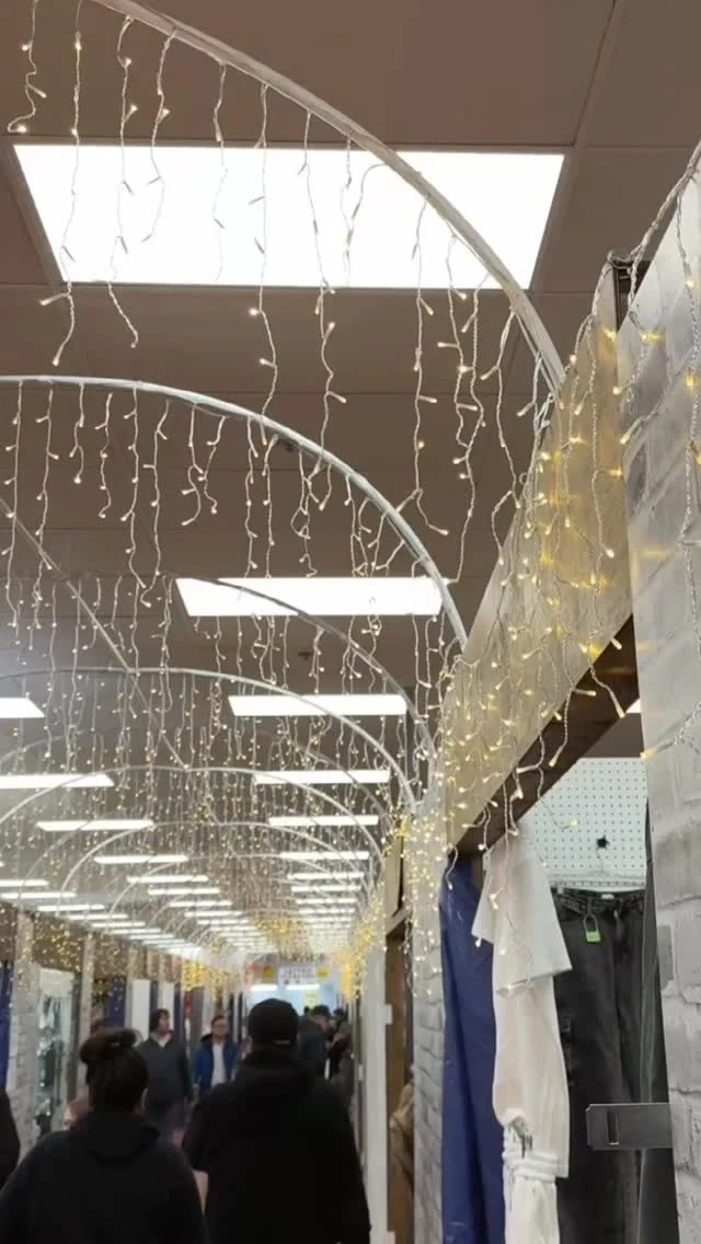 📣 Edmonton’s newest weekday market is here!
Introducing Arch Alley Market, located inside Queen Mary’s Market! 🙌

Your fave market vendors are now open 6 days a week, with even more joining soon.

✔️Tuesday–Friday: 11am–8pm
✔️ Plus regular Queen Mary’s Market hours on the weekend!

VENDORS ⤵️

• Rival Burger @rivalburgers
• Canadian Ink @canadian_ink_studios
• Hightop Blocks @hightopblocks
• Kit Bunker @thekitbunker
• 3D Printing Duo @3dprintingduo
• Enchanted Emporium @enchanted.emporium.ink
• Art by JF Tolley @busty_laroo
• Wheel & Deal Collectables @wd_collectables

Come support local and explore something new all week long! 🌟