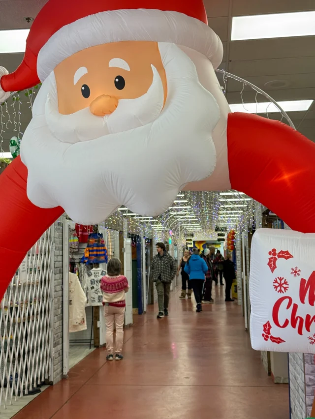 Happy Sunday folks! What an amazing day so far. The market is buzzing, the vibes are great, and there’s still lots of time to come by. Support local, knock out your Christmas shopping, grab a treat, and enjoy the atmosphere. We’re open until 6, see you soon!