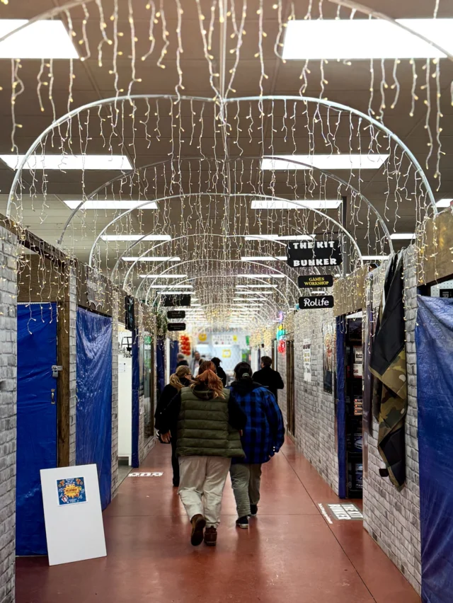 Bustling Friday at Queen’s Court! Friendly reminder that the full market is only open on Saturday and Sunday. Weekdays at Queen’s Court are for select vendors only.

Come join us for the first market weekend of 2026!