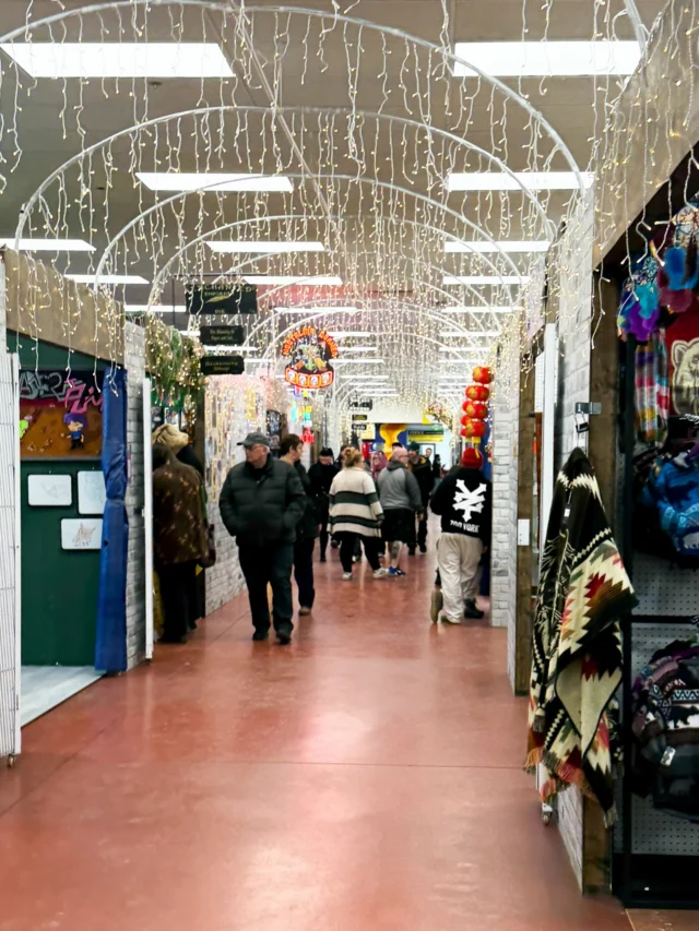 We love to see a bustlin’ market! Come on down, we’re open until 6 today and tomorrow! 

#yeg #yegmarket #yeglocal