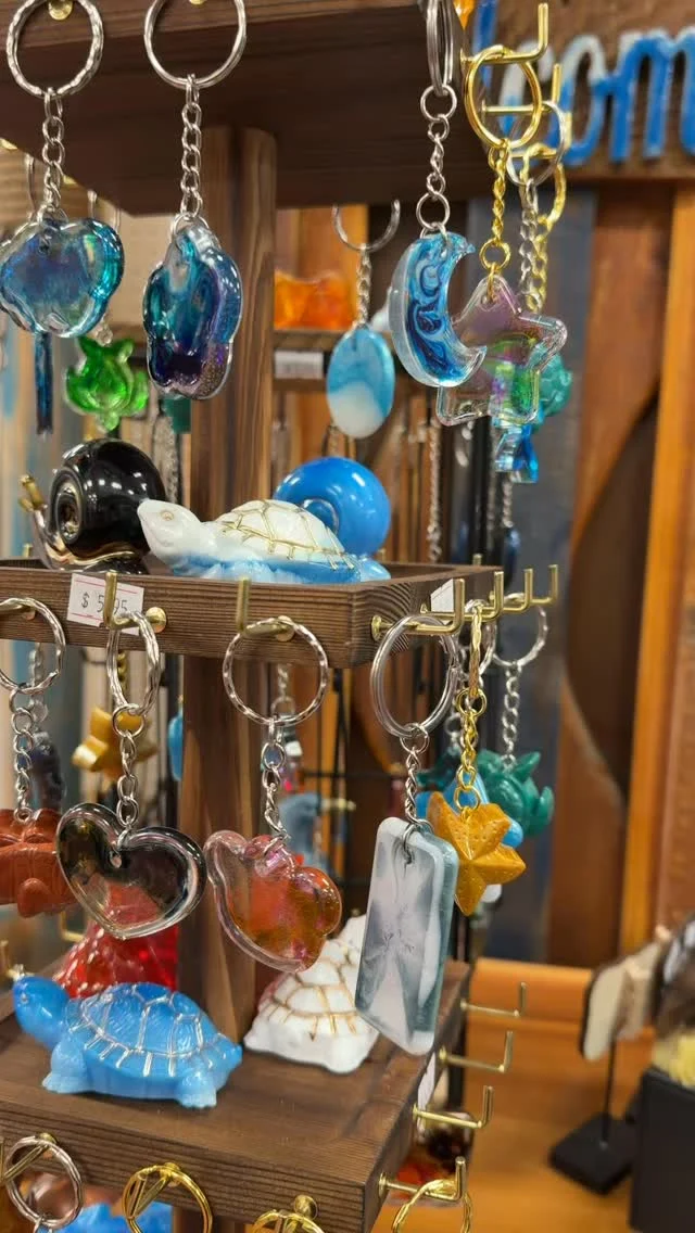 Looking for a new creative obsession? 🎨
Step into West Coast Prairie Hippy at Queen Mary’s Market and discover the world of epoxy resin art.

✨ One-of-a-kind handmade pieces
🛠 Premium supplies for your next project
🎓 Hands-on classes for all skill levels
🚶‍♀️ Drop in anytime and get inspired

Whether you’re just browsing or ready to create, there’s something here for everyone.

📍 Queen Mary’s Market & Queen’s Court! 

#yeg #yegartist #yegmarket #epoxyresin #epoxyart